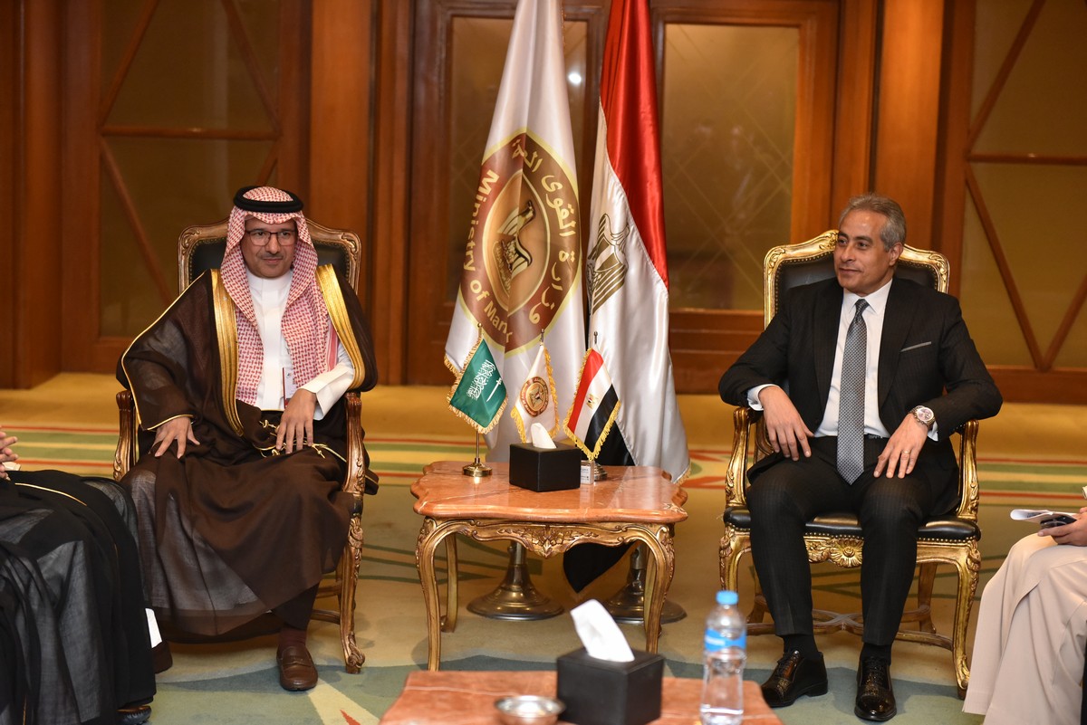 وزير القوى العامله 